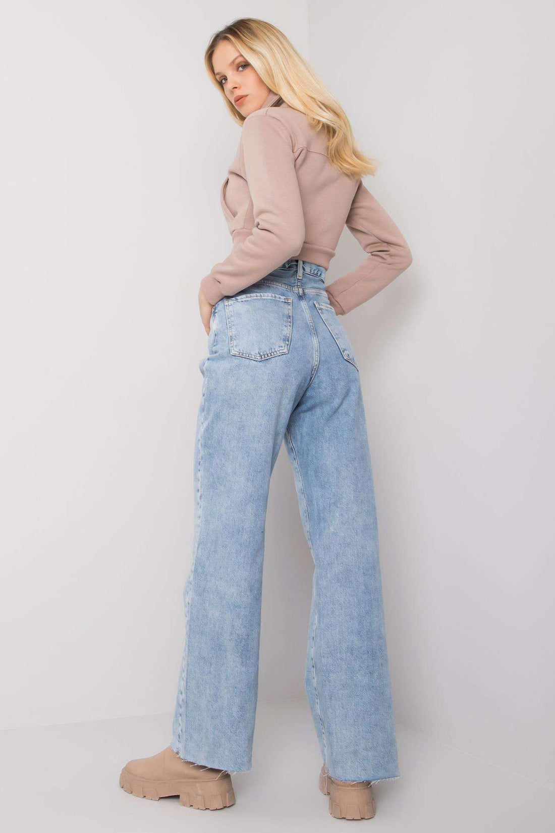 Discover comfort and trendy urban style with our High-Waisted Light Blue Straight Jeans. Made from 100% cotton, these jeans offer all-day comfort and feature a neutral cut, perfect for everyday city outings. Elevate your casual wardrobe with this versatile choice.