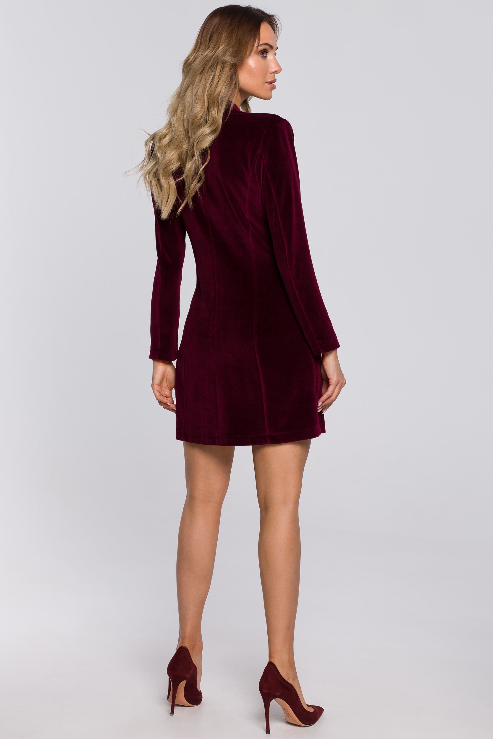 Elevate your style with our velvet mini dress. Featuring a V-neckline, long sleeves, and a single-button closure, this blazer dress is perfect for special occasions. Made from high-quality knit velvet fabric, it offers both comfort and opulence.